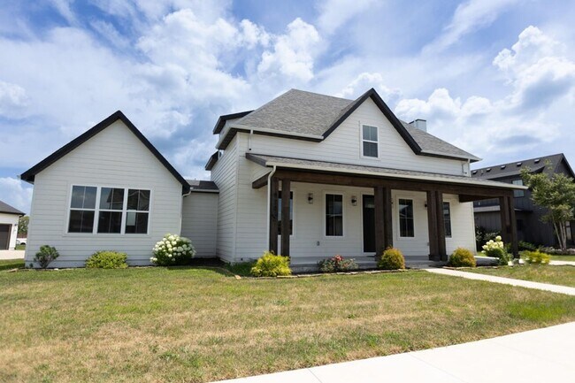 Building Photo - Executive Property located in Republic with a "furnished option" Don't miss this showstopper!!