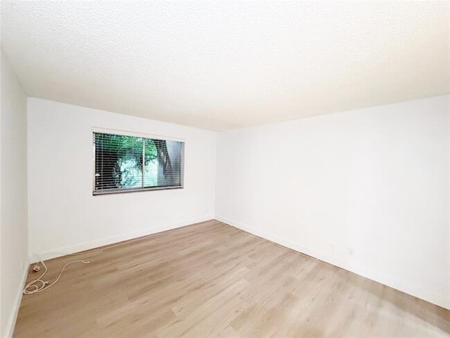 Building Photo - 709 Gardens Dr