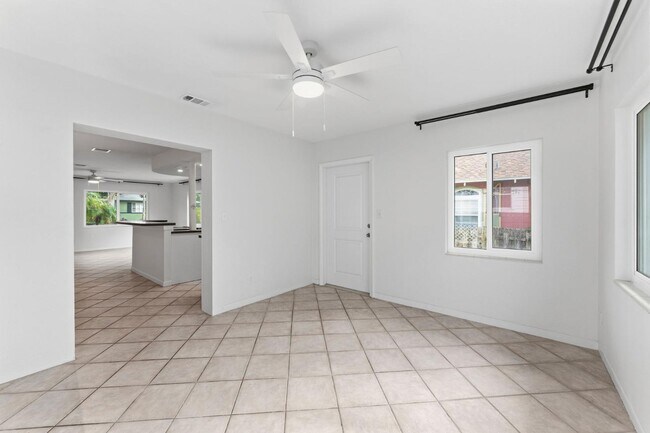 Building Photo - 766 20th Ave N