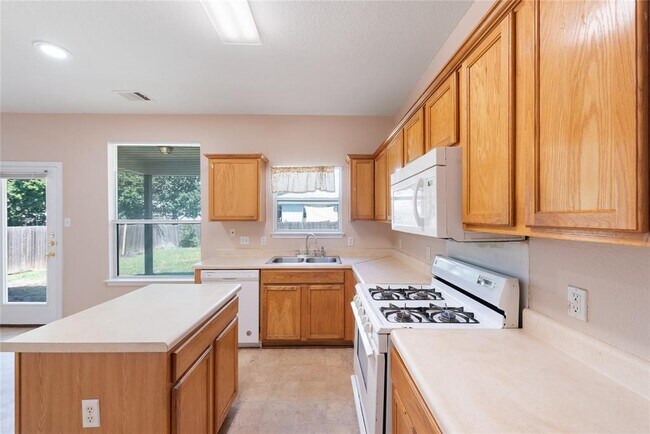 Building Photo - 1613 Darjeeling Dr