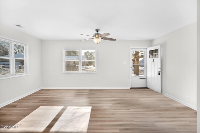 Building Photo - 3 Miracle Ln