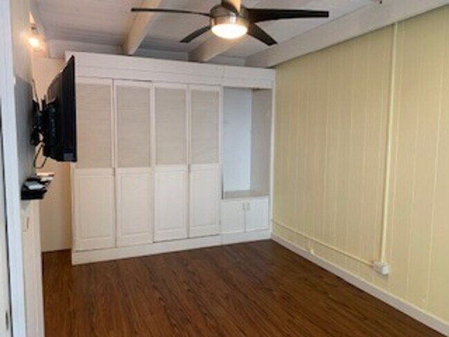 Building Photo - Kon Tiki - Studio Unit - Electric, Water & Sewer included - Avail now!
