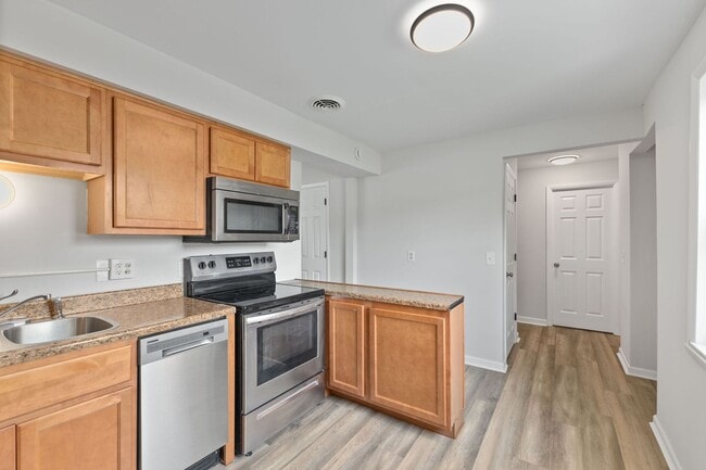 Building Photo - COLLEGE HILL- amazing 3 bedroom, 1.5 bathr...