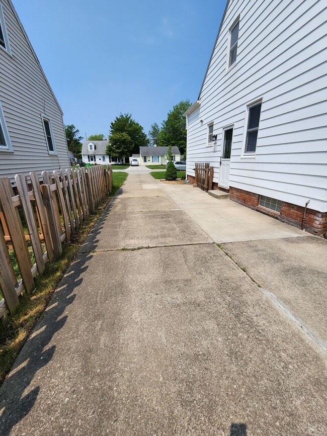 Building Photo - Beautiful 3 Bedroom Home For Rent