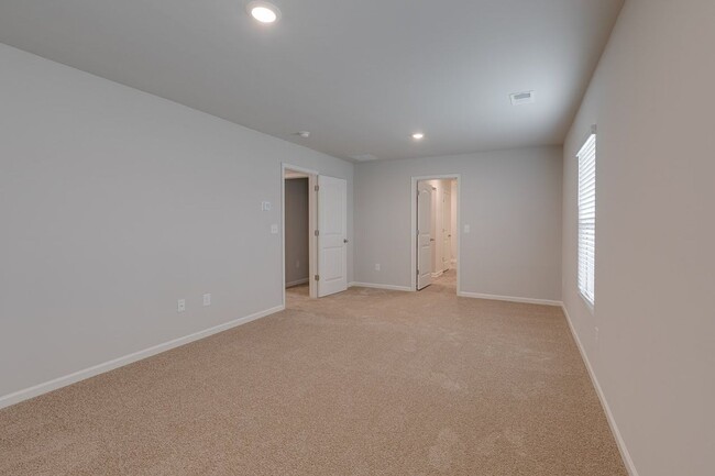 Building Photo - Spacious 5-Bedroom, 3-Bath Home in Prime F...