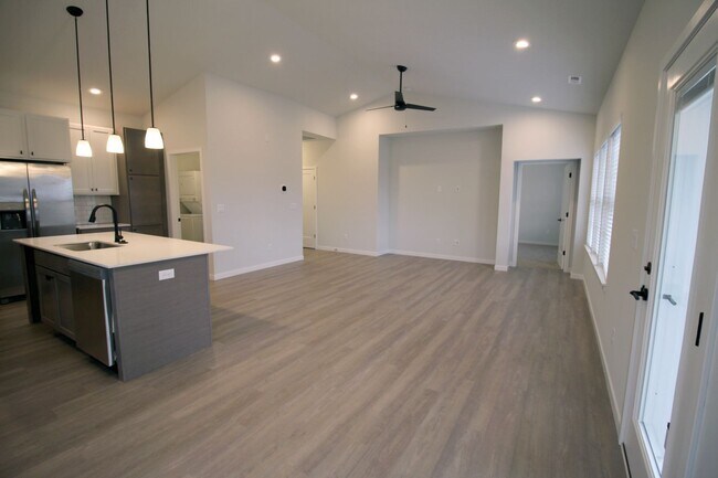 Building Photo - 2206 Rocky Ln