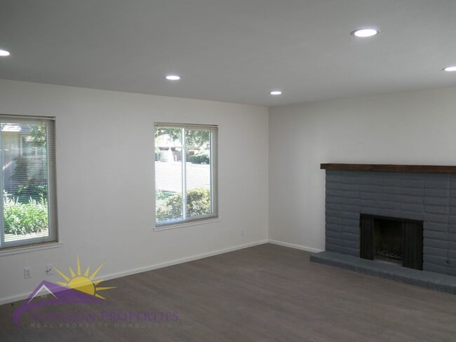 Building Photo - 3 Bed 2.5 Bath 1,380 sqft Townhome in Carm...