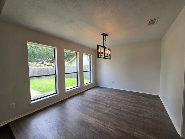 Building Photo - 610 Woodlake Cir