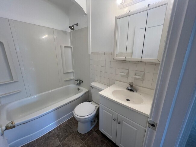 Building Photo - Lovely Longfield 2 Bedroom