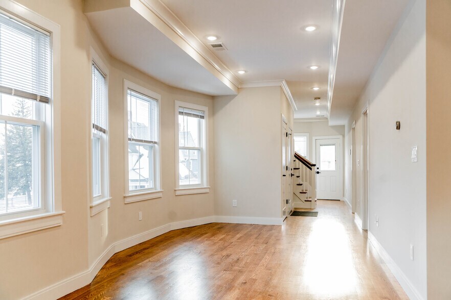 Building Photo - 11 Falkland St