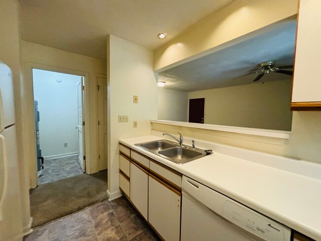 Building Photo - 3 Bedroom 2 Bath Condo