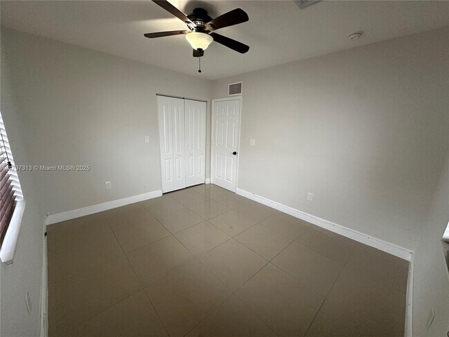 Building Photo - 2155 Biarritz Dr