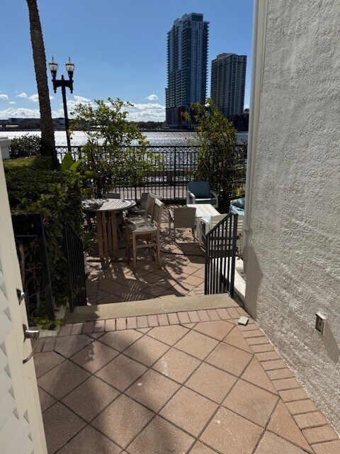 Building Photo - 414 E Bay St