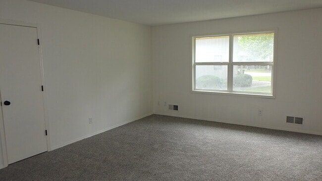 Building Photo - Rental Ready- Townhome in Raytown - 3bed 1...