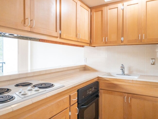 Building Photo - Tranquil Top Floor 1BR/1BA Unit! Large Private Balcony! Tam Valley! Parking! Laundry! Storage! PR...