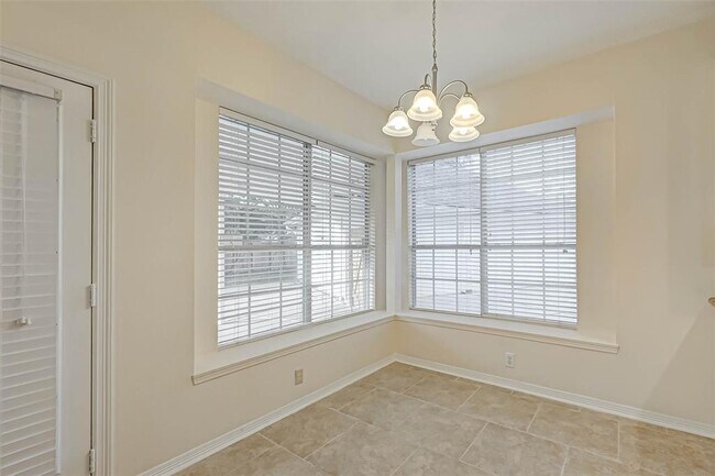 Building Photo - 910 Chinni Ct