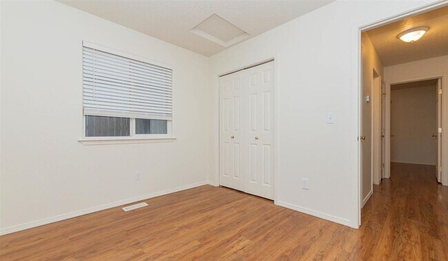 Building Photo - Welcome to this spacious 5-bedroom, 2-bathroom home in Nampa, ID