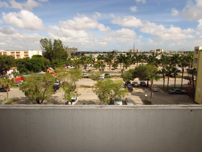 Building Photo - 10090 NW 80th Ct