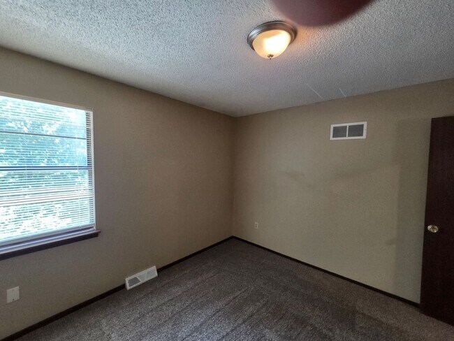Building Photo - Gorgeous 2 Bedroom, 1.5 Bath in Independence!