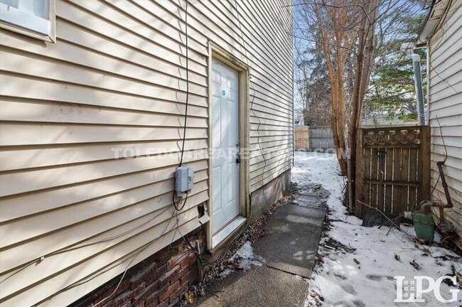 Building Photo - 340 E Lake St