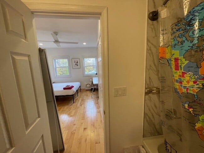 Building Photo - Stylishly Renovated 3 bedroom, 2.5 bath wi...