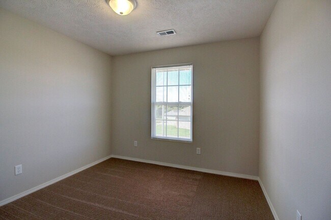 Building Photo - 3 Bedroom in Springfield!