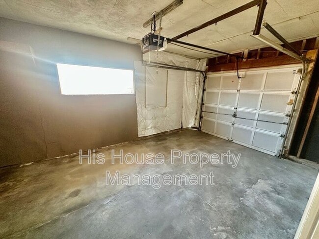 Building Photo - 2806 W 12th Street Rd