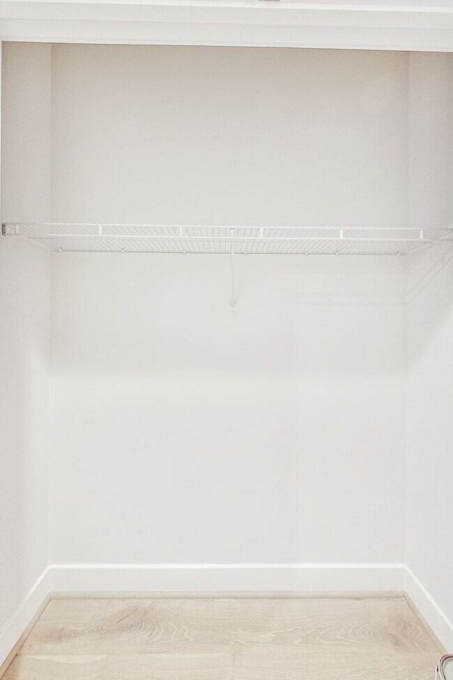 Building Photo - Contemporary 4 bedroom, 3.5 bath Open Concept Townhome!