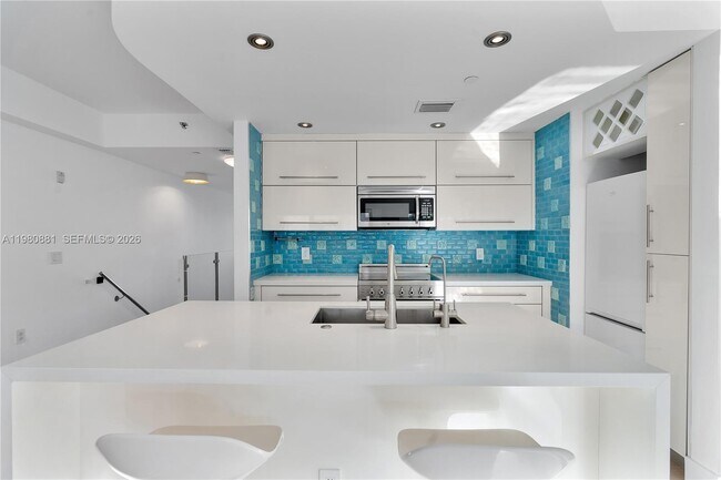 Building Photo - 828 3rd St