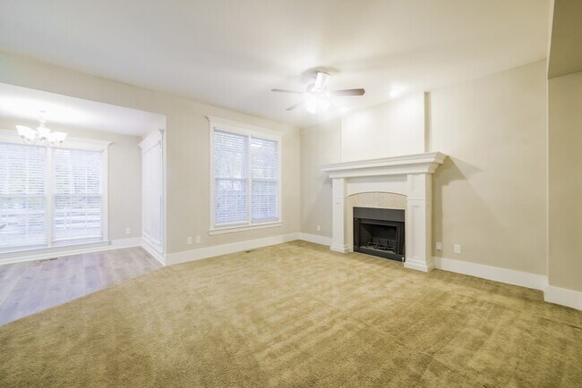 Building Photo - 3073 Essex Dr