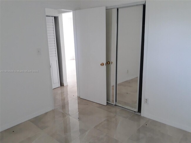 Building Photo - 601 NW 4th Ct