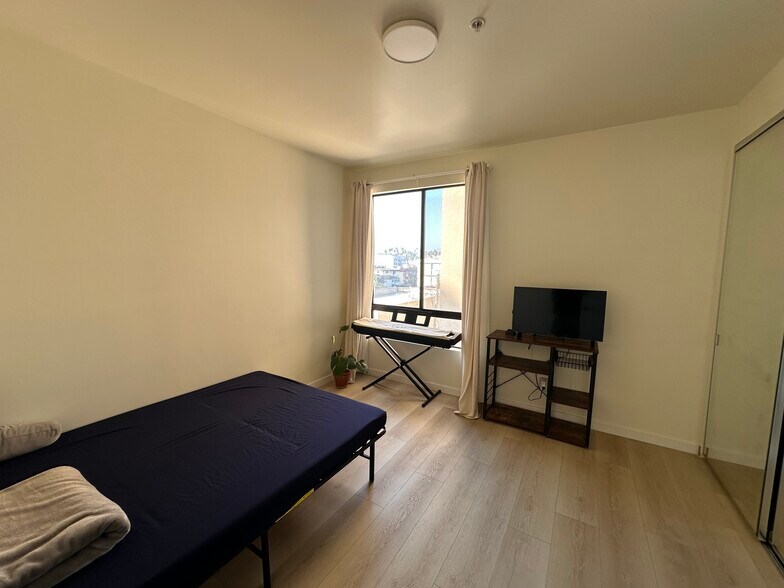 Building Photo - 625 S Berendo St