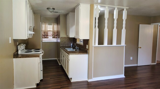 Building Photo - 8610 Valley S Dr