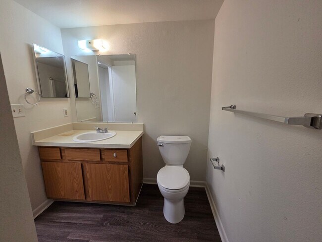 Building Photo - 2 Bed Apartment in the Heart of Golden!