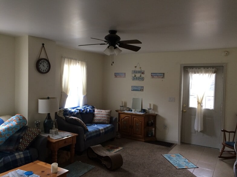 Living room - 326 N Vine St