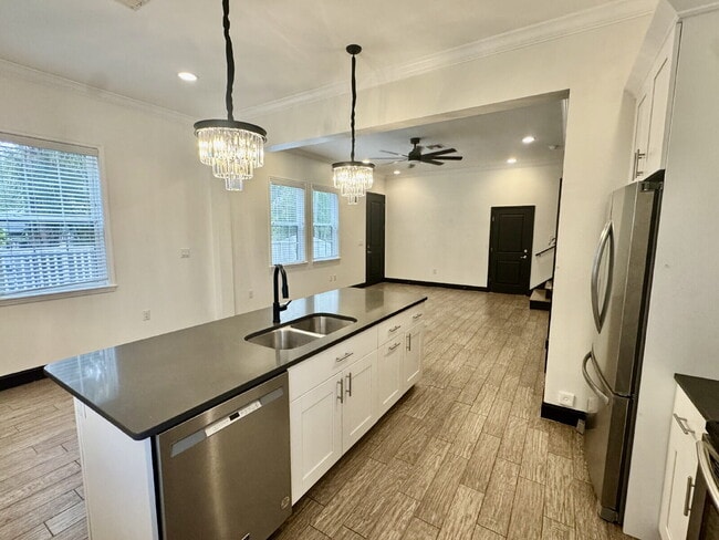 Building Photo - 331 N Trask St