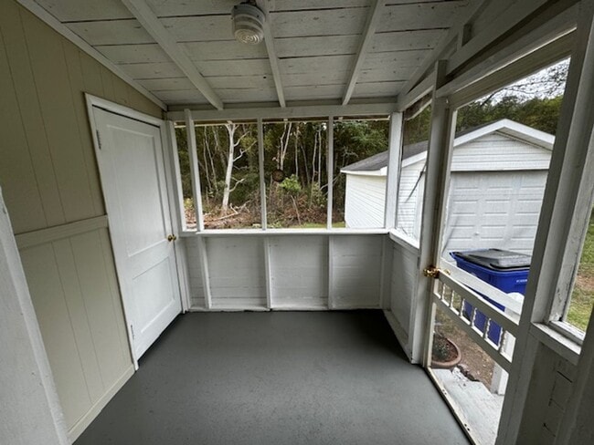 Building Photo - 2 Bedroom 1 Bath House with garage