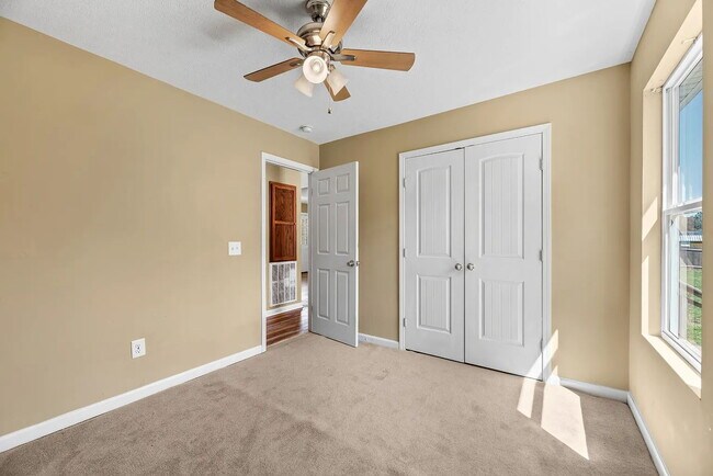Building Photo - Move-In Ready Cottage on 1.36 Acres with L...
