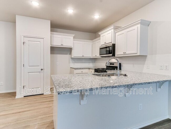 Building Photo - 3703 N Divis Ave