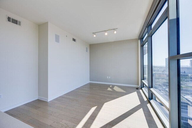 Building Photo - Beautiful 15th floor condo at TwelveTwelve