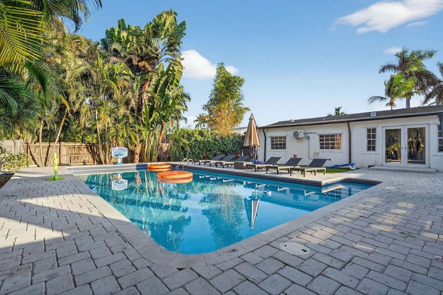 Building Photo - 2423 NE 202nd St