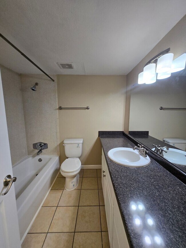 Building Photo - 2 bedroom, 2 bath/1st Floor Unit in Hawthorne Reserve