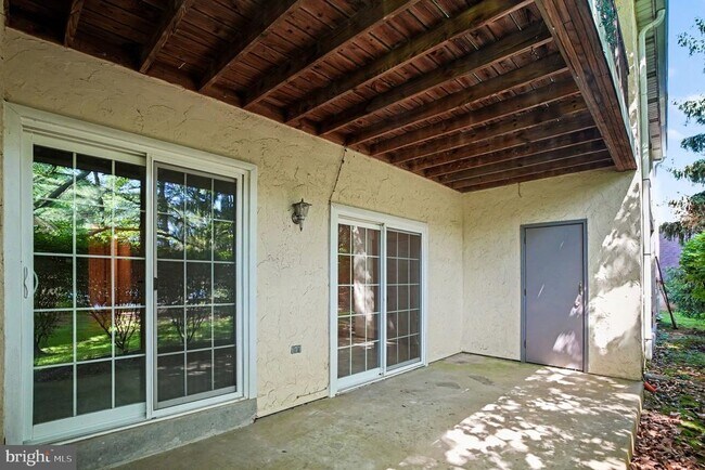 Building Photo - 205 Valley Stream Ln