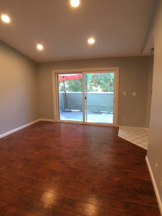 Frontroom - 274 Shadow Run Dr