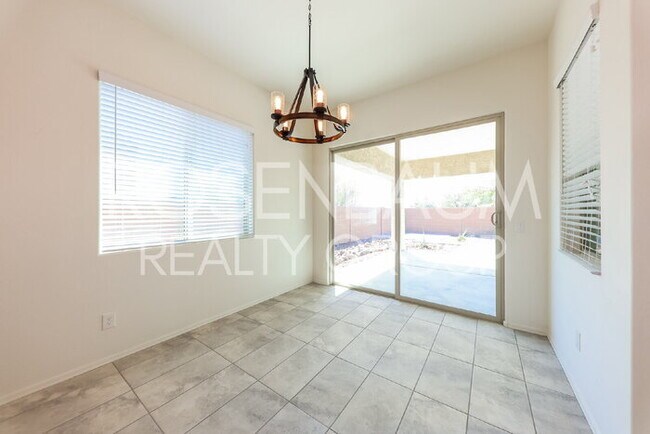 Building Photo - Stunning 4-bedrooms, 3-baths home in the h...
