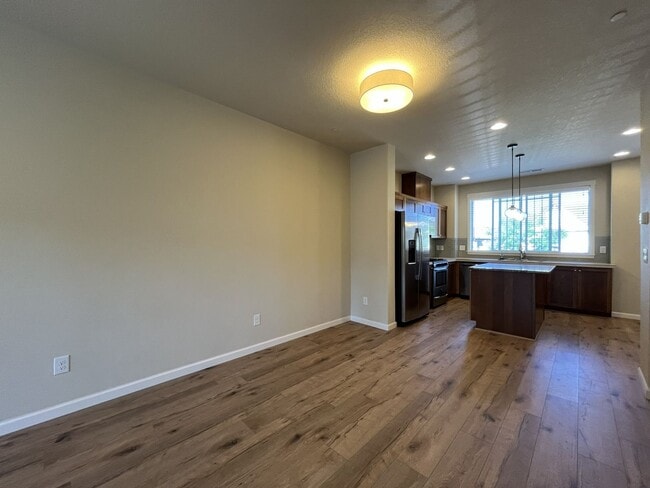 Building Photo - Spacious Bull Mountain Townhome Featuring Two Ensuite Bedrooms, Attached Garage & Modern Finishes &