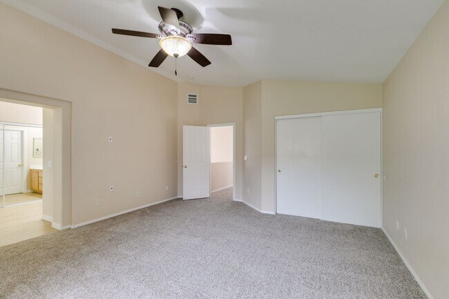 Building Photo - Beautiful 2-story home featuring 4 bedroom...