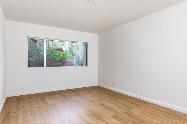 Building Photo - Spacious 2BR on Millionaire's Row!