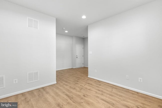 Building Photo - 257 Redpoll Alley