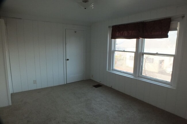 Building Photo - 1 Bedroom Duplex!